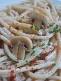 Fideos con crema y champiñones