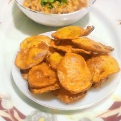 A picture of Aloo ki Phulkiyan with Cholay.