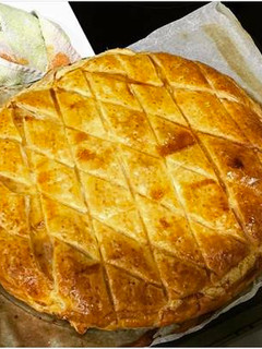 Una foto de Empanada de dátiles, bacon, jamón y queso