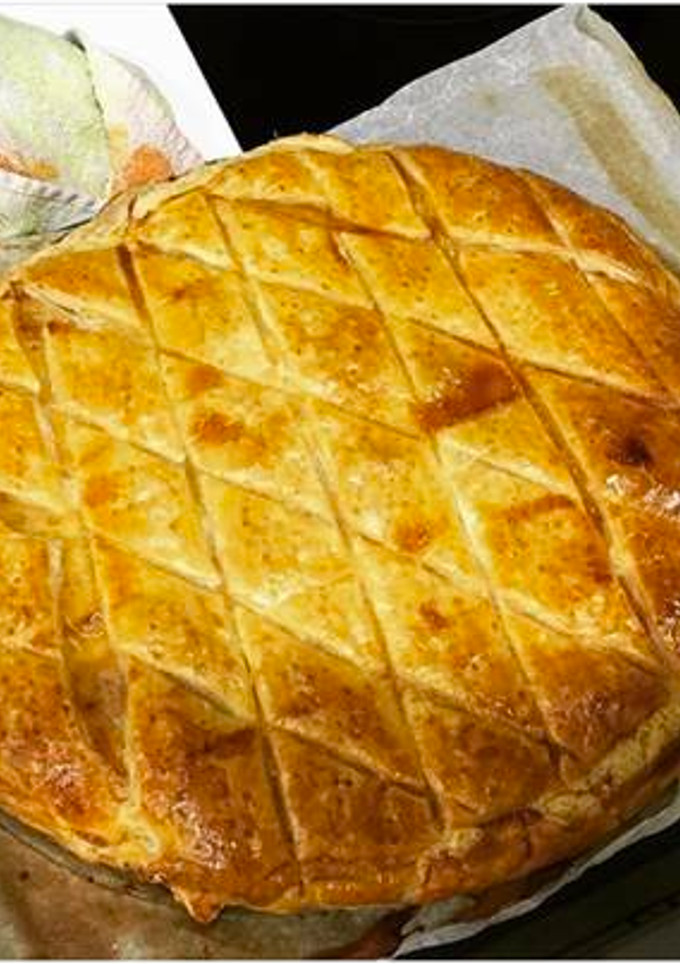 Una foto de Empanada de dátiles, bacon, jamón y queso
