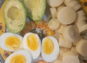 Una foto de Ensalada al Plato de Palmitos, Huevos y Palta
