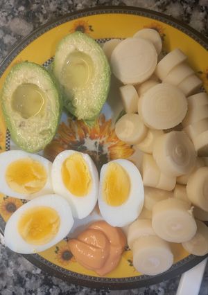Una foto de Ensalada al Plato de Palmitos, Huevos y Palta