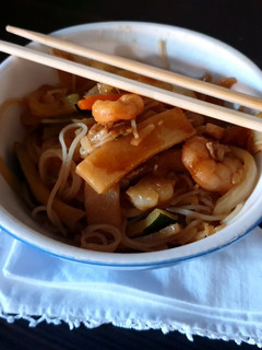 Foto di Noodles di riso con verdure e gamberi