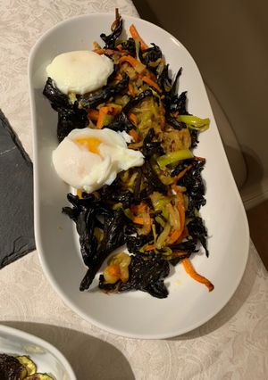 Una foto de Verduretes a l’estil wok amb trompetes de la mort i ou poché