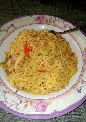 A picture of Indomie with dry fish.