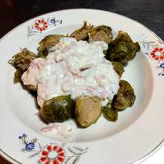 Una foto de Repollitos de Bruselas con salsa blanca