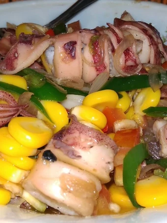 Cara Sederhana Menyiapkan Resep  Tumis cumi asin jagung manis cabe ijo yang Sempurna, Bisa Manjain Lidah