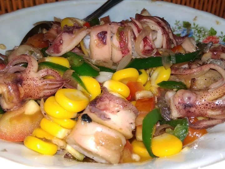 Cara Sederhana Menyiapkan Resep  Tumis cumi asin jagung manis cabe ijo yang Sempurna, Bisa Manjain Lidah