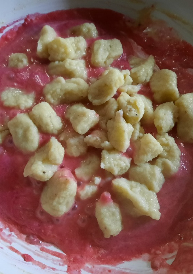 Una foto de Ñoquis con salsa de remolacha
