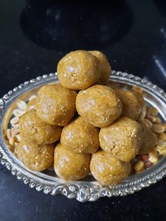 खमंग शेंगदाणा लाडू (khamang shengdana ladoo recipe in marathi) रेसिपी चे मुख्य फोटो 