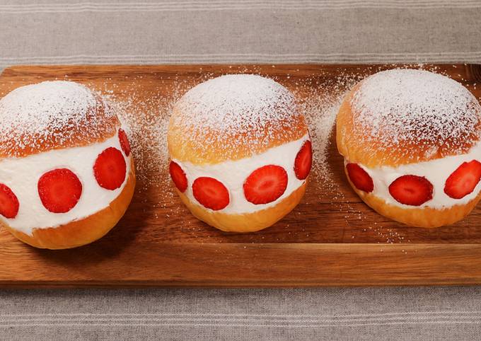 Maritozzi Con La Panna (Italian Sweet Bun with Cream)