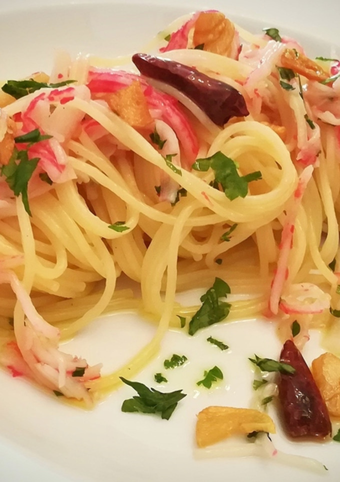 Una foto de Espaguetis con surimi al ajillo