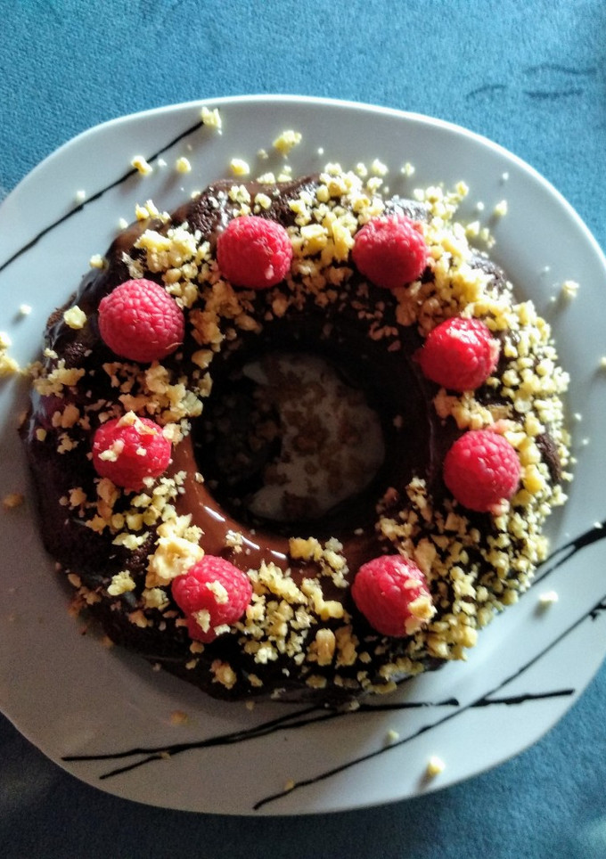 Una foto de Bizcocho de zanahoria y nueces sin azúcar con chocolate negro