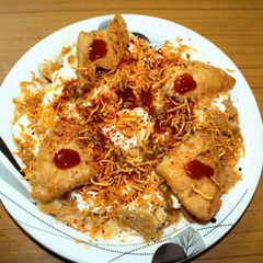 A picture of Dahi Bhalle.