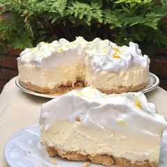 Una foto de LEMON PIE HELADO 🍋🍦