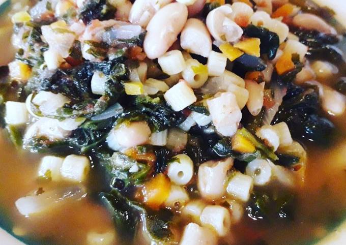 Guida passo passo a Preparare Veloce Zuppa di cannellini con verdurine (cicoria, bieta, spinaci)