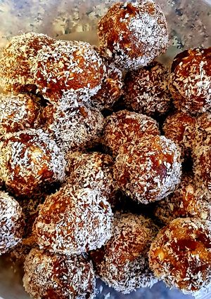 ખજૂર ના લાડુ(Dates Laddu Recipe In Gujarati) રેસીપી મુખ્ય ફોટો