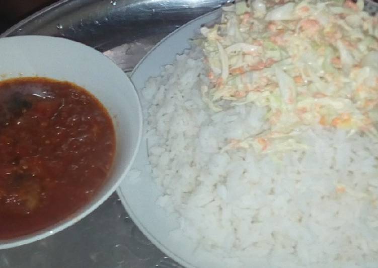 White rice, salad and tomatoes stew