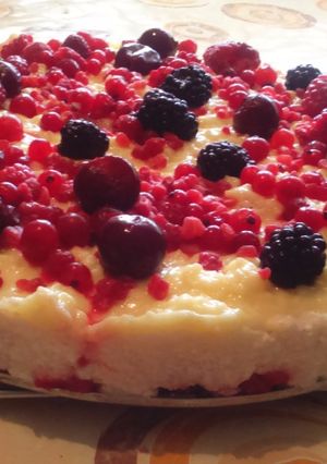 Tejbegrízes túrótorta pudinggal, erdei gyümölccsel recept fotója