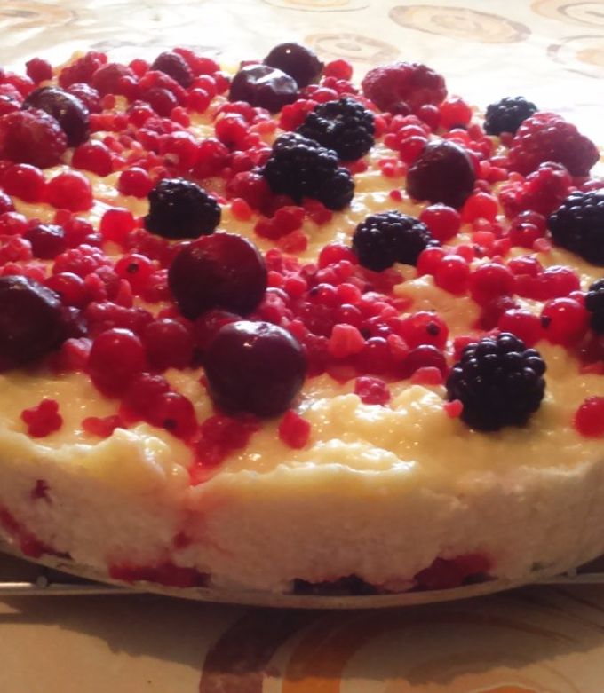 Tejbegrízes túrótorta pudinggal, erdei gyümölccsel recept fotója