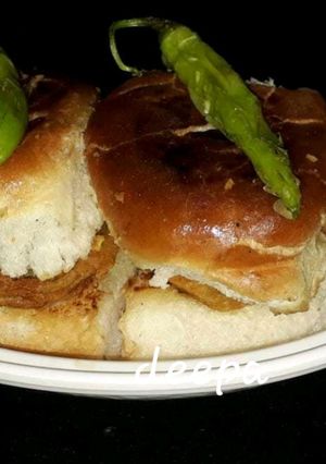 A picture of Vada pav.