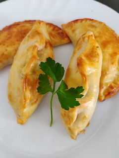 Una foto de Empanadillas de queso de cabra y cebolla caramelizada