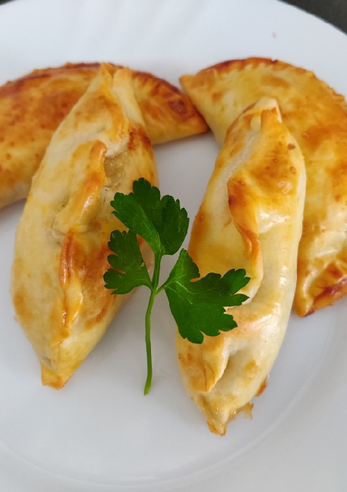 Una foto de Empanadillas de queso de cabra y cebolla caramelizada