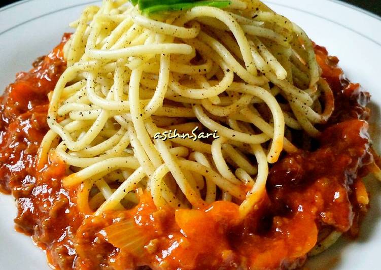 Langkah Mudah untuk Membuat Spaghetti Lada Hitam Saus Bolognaise, Menggugah Selera