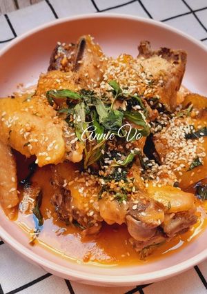 Hình của món Gà rang rau răm.