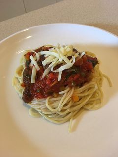 Una foto de Tallarines con Salsa Mediterránea