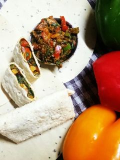 પાપડ રોલ (Papad Roll Recipe in Gujarati) રેસીપી મુખ્ય ફોટો