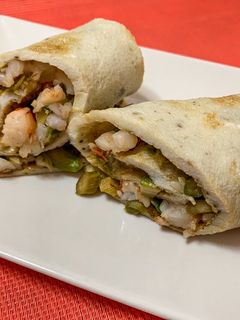 Una foto de Rollitos de tortilla con espárragos y gambas