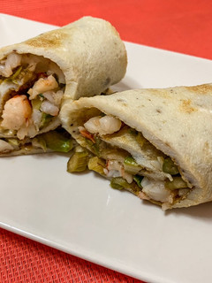 Una foto de Rollitos de tortilla con espárragos y gambas