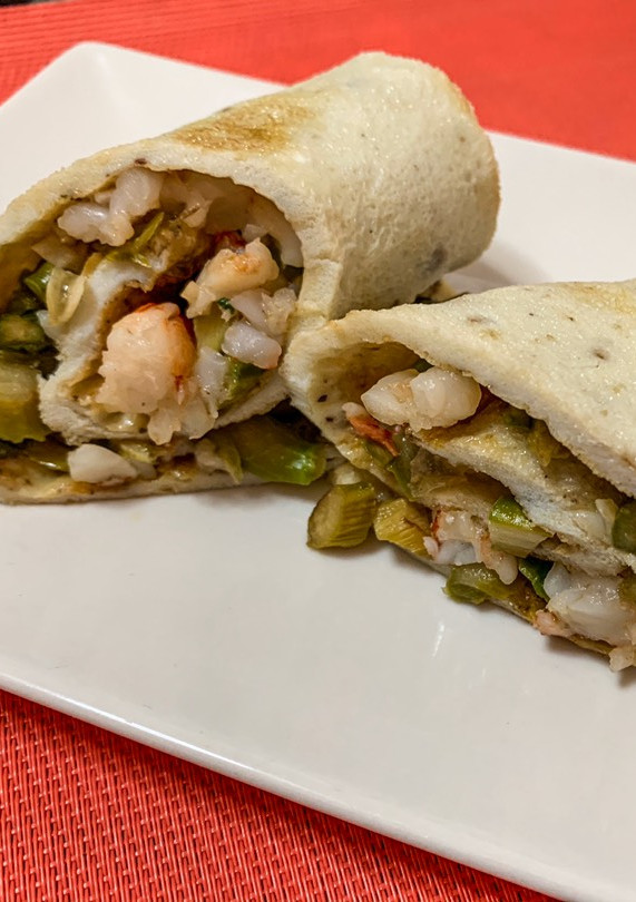 Una foto de Rollitos de tortilla con espárragos y gambas