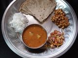 पांढरा पावटा भाजी,बटाटारस्सा आणी कांदा चाट (Pavta Bhaji Batata Rassa Kanda chat Recipe In Marathi)