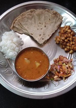 पांढरा पावटा भाजी,बटाटारस्सा आणी कांदा चाट (Pavta Bhaji Batata Rassa Kanda chat Recipe In Marathi) रेसिपी चे मुख्य फोटो 