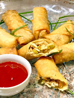 A picture of Chicken and vegetables spring rolls.