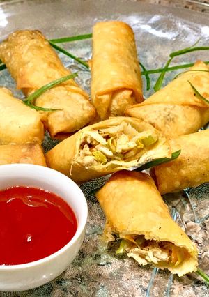 A picture of Chicken and vegetables spring rolls.
