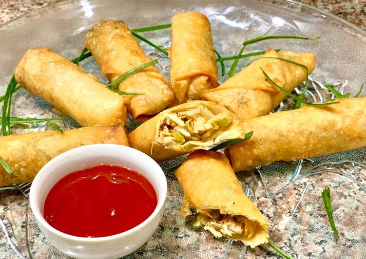 Chicken and vegetables spring rolls