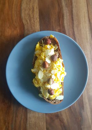 Une photo de Oeufs brouillés et tartine au miel