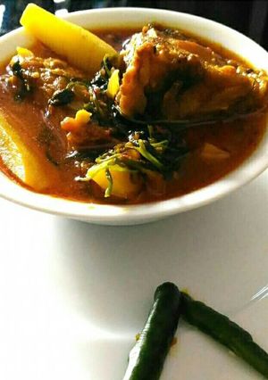A picture of Fish curry with tomato.