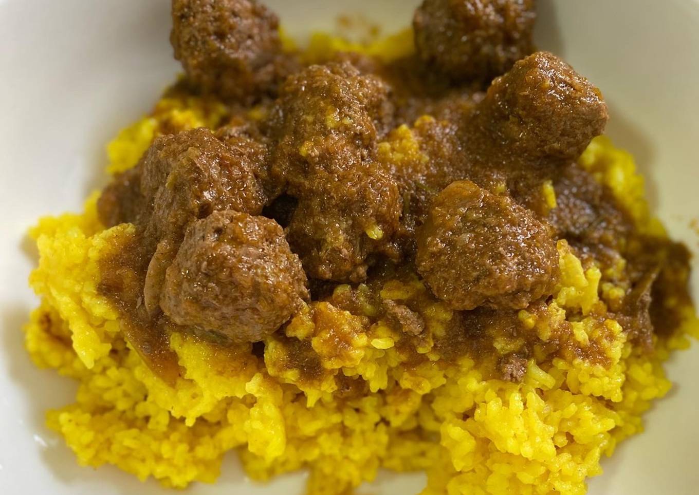 Riz au curcuma avec boulettes de bœuf