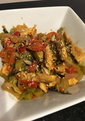 Una foto de Wok de pollo con verduras