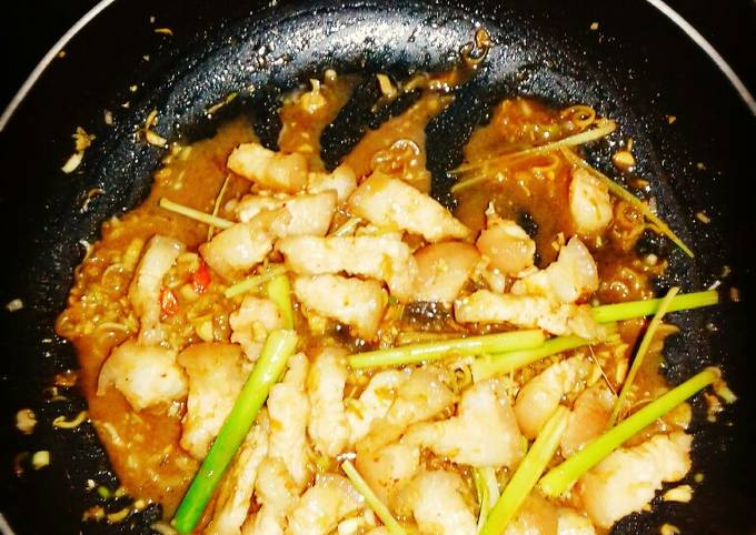 Cách Làm Món Thịt ba rọi xào mắm ruốc của Lê Thanh Mai - Cookpad