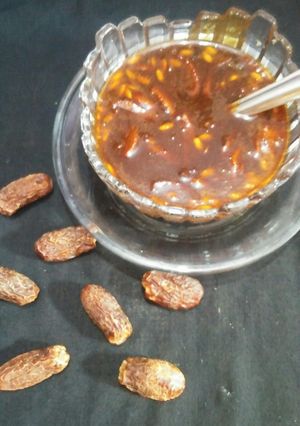 खट्टी मीठी छुआरे वाली चटनी (khatti mithi chuare chutney recipe in hindi) रेसिपी मुख्य फोटो