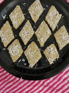 ગોળ પાપડી (Gol Papdi Recipe In Gujarati) રેસીપી મુખ્ય ફોટો