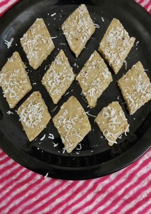 ગોળ પાપડી (Gol Papdi Recipe In Gujarati) રેસીપી મુખ્ય ફોટો