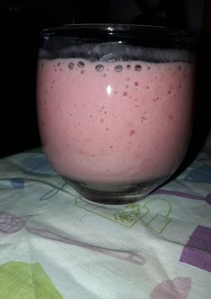 Una foto de Licuado De Frambuesa, Banana Y Frutilla :)
