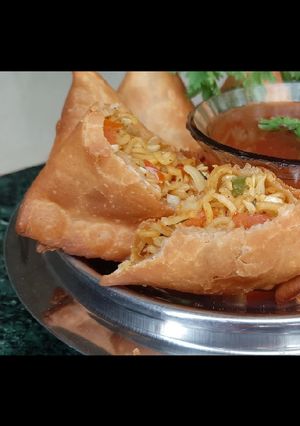 A picture of મેગી સમોસા.