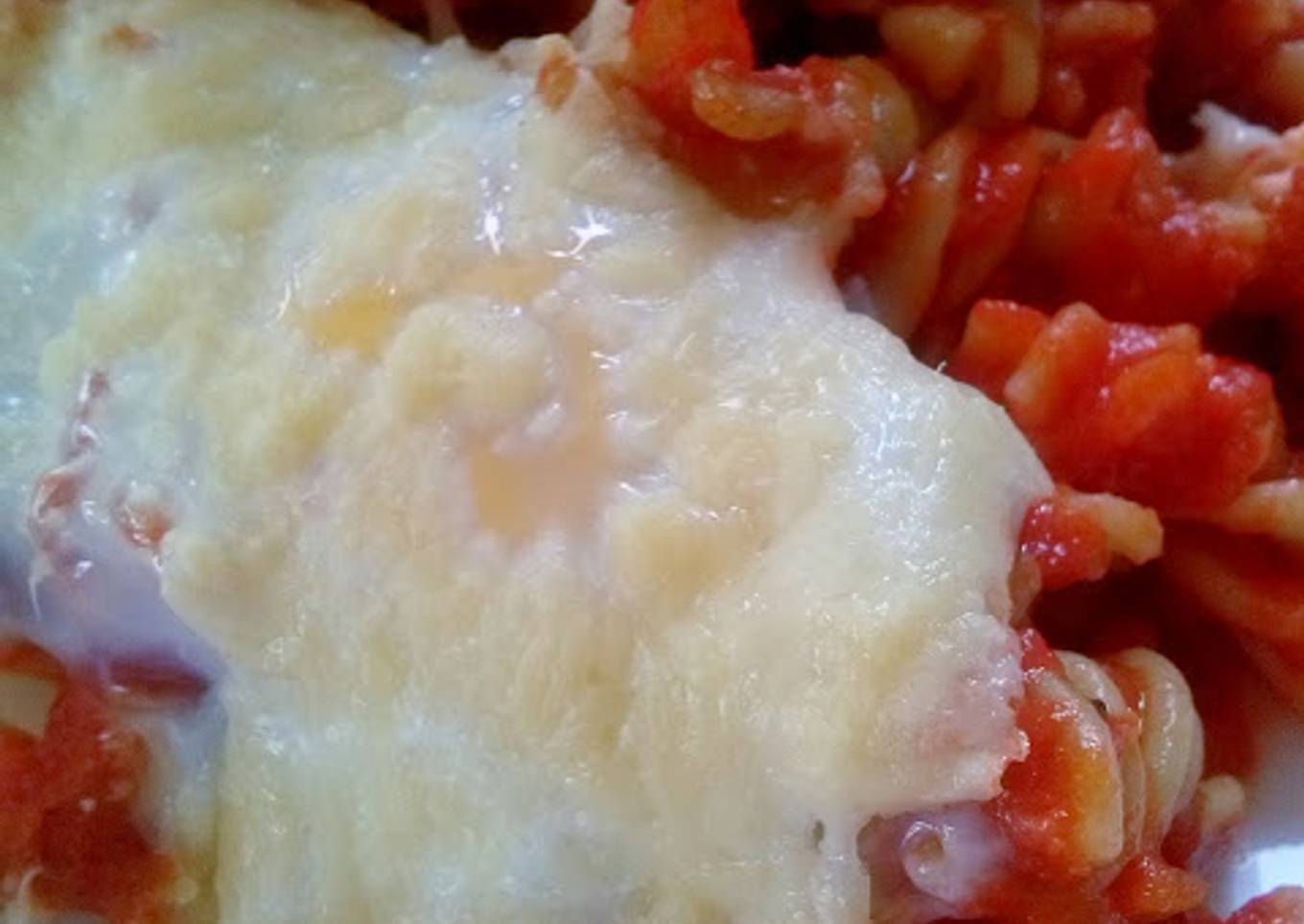Espirales con huevos gratinados